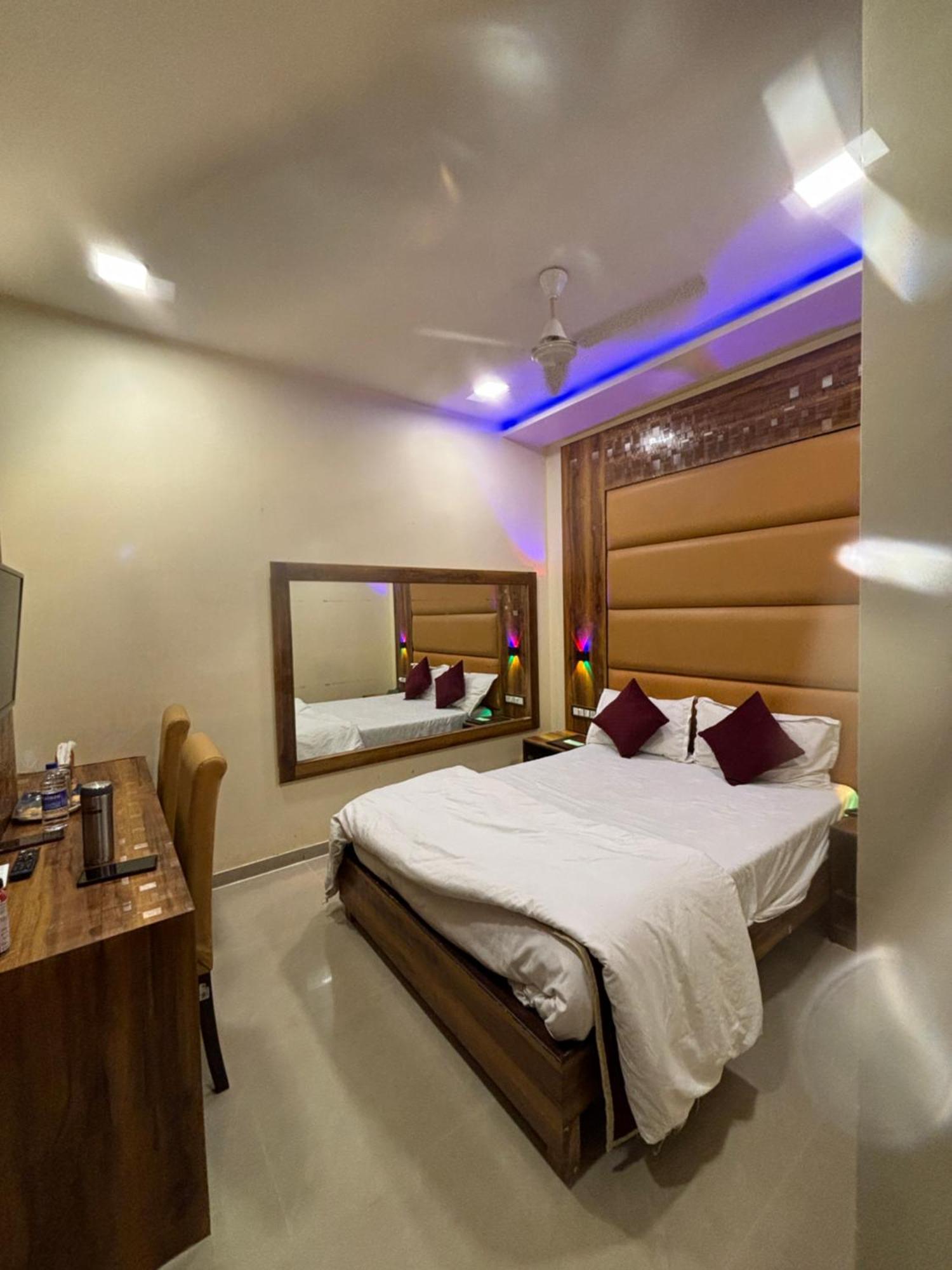 Hotel Blue Wellington - Near Mumbai Airport Zewnętrze zdjęcie