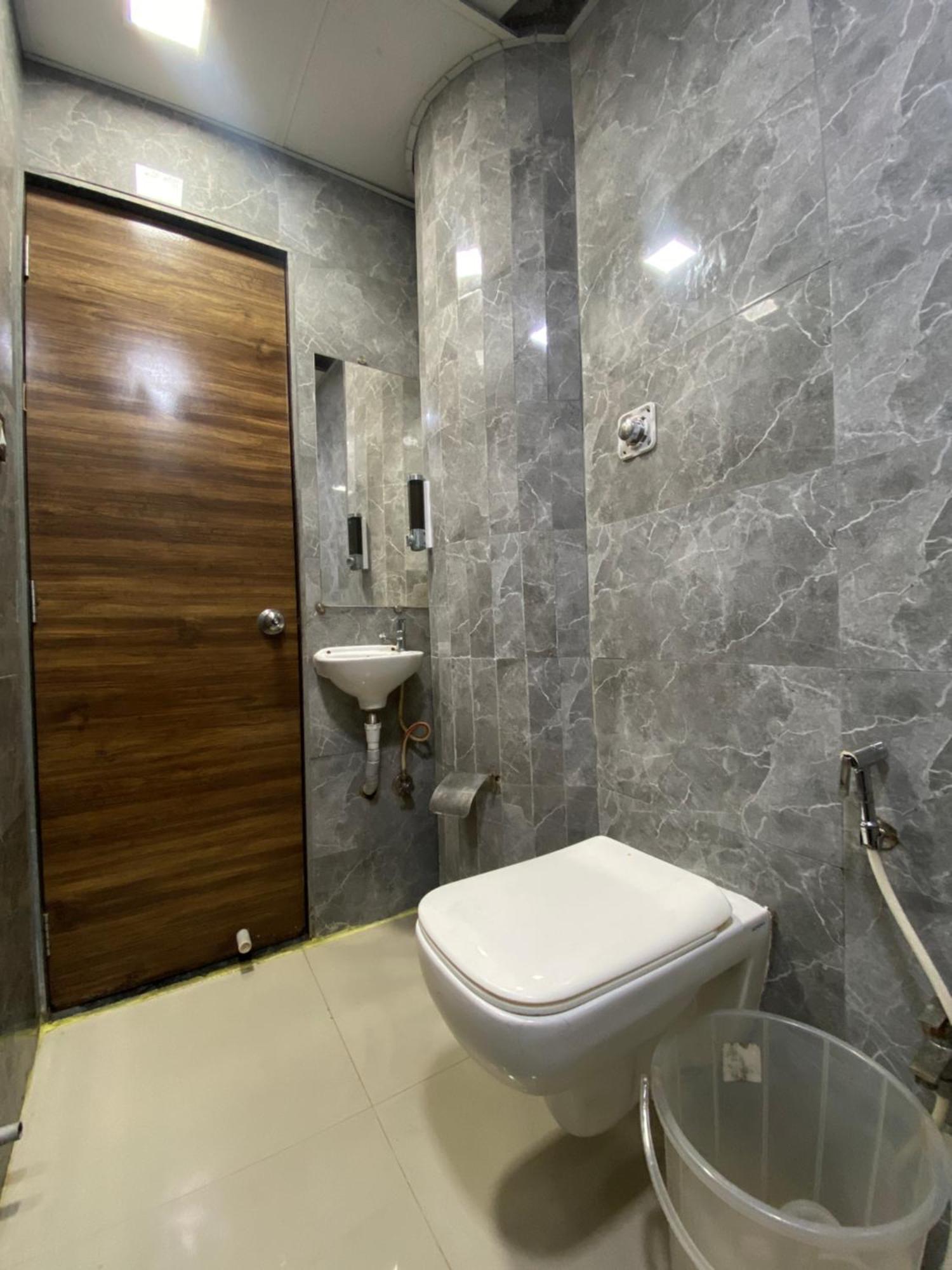 Hotel Blue Wellington - Near Mumbai Airport Zewnętrze zdjęcie