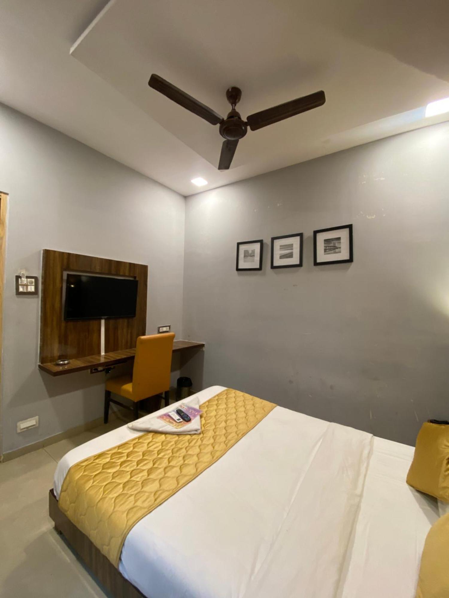Hotel Blue Wellington - Near Mumbai Airport Zewnętrze zdjęcie