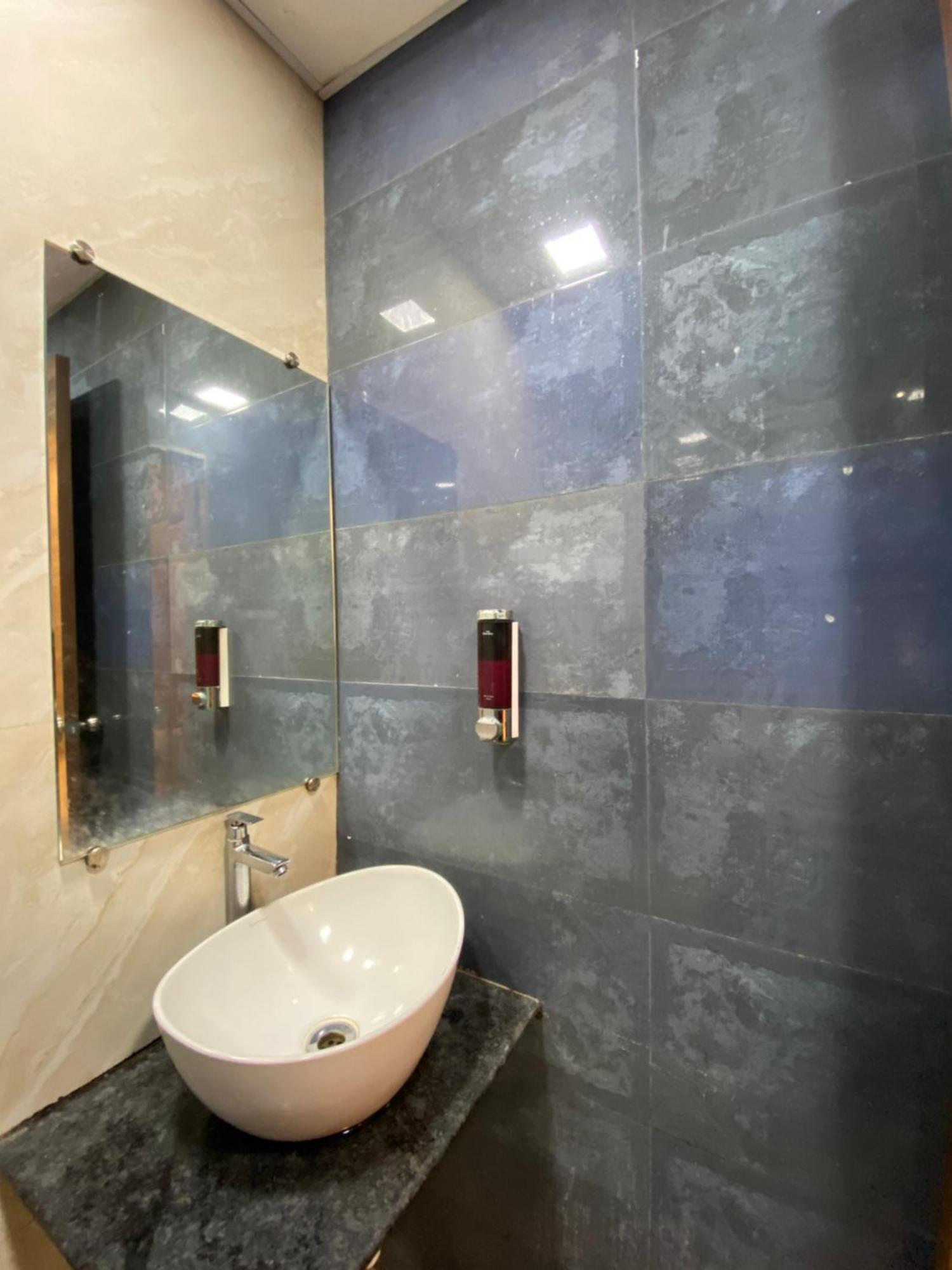 Hotel Blue Wellington - Near Mumbai Airport Zewnętrze zdjęcie