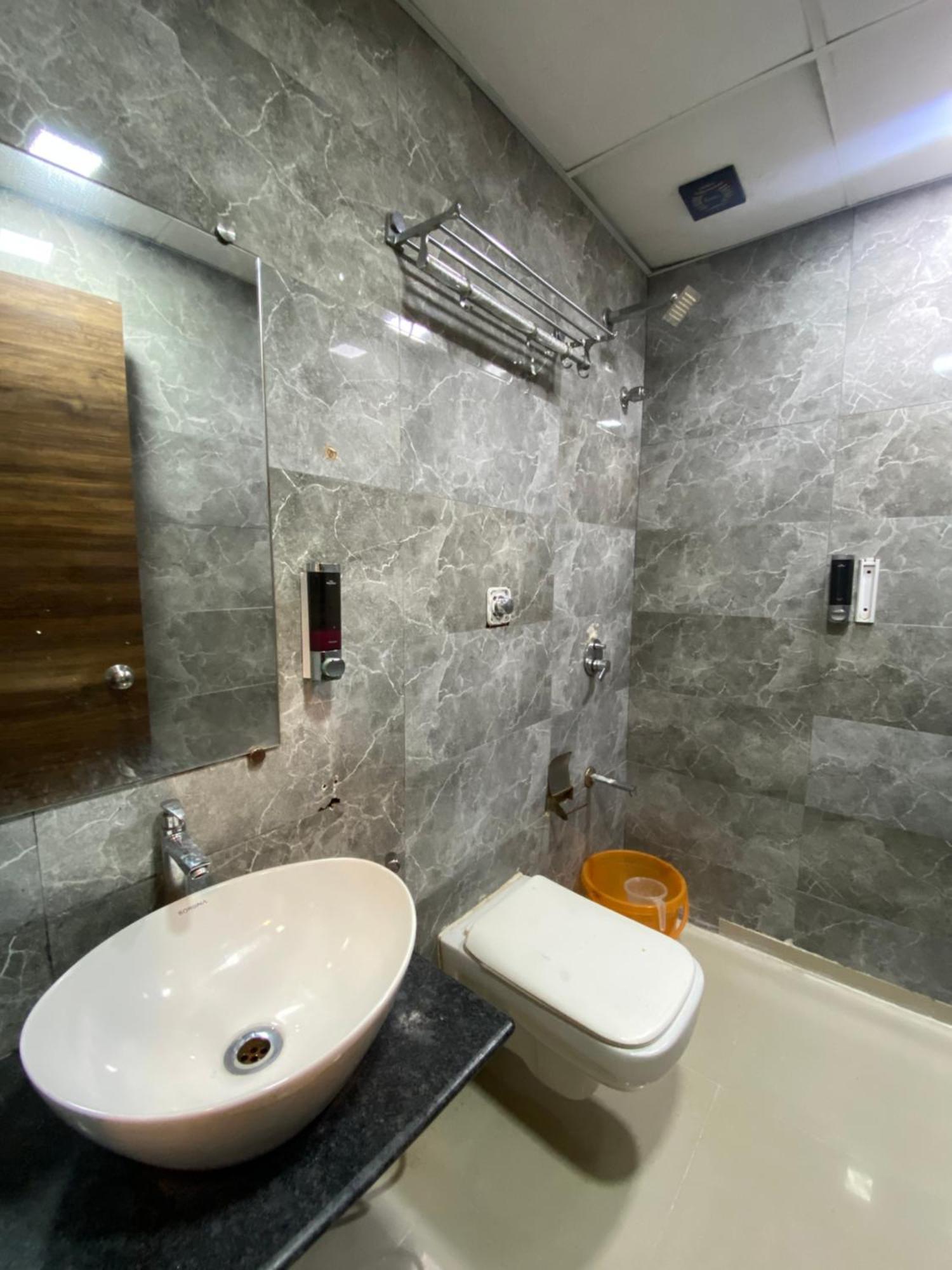Hotel Blue Wellington - Near Mumbai Airport Zewnętrze zdjęcie