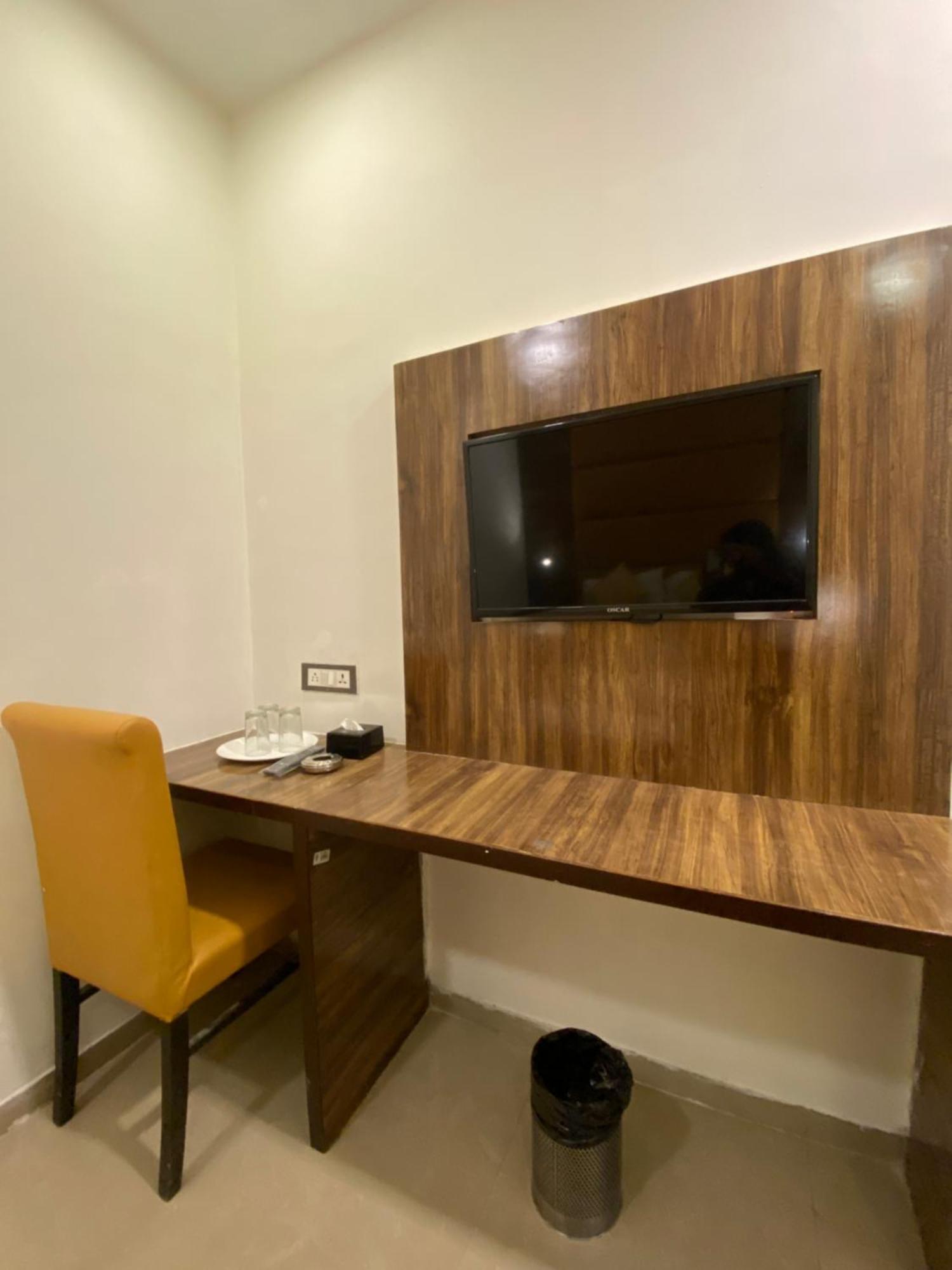 Hotel Blue Wellington - Near Mumbai Airport Zewnętrze zdjęcie