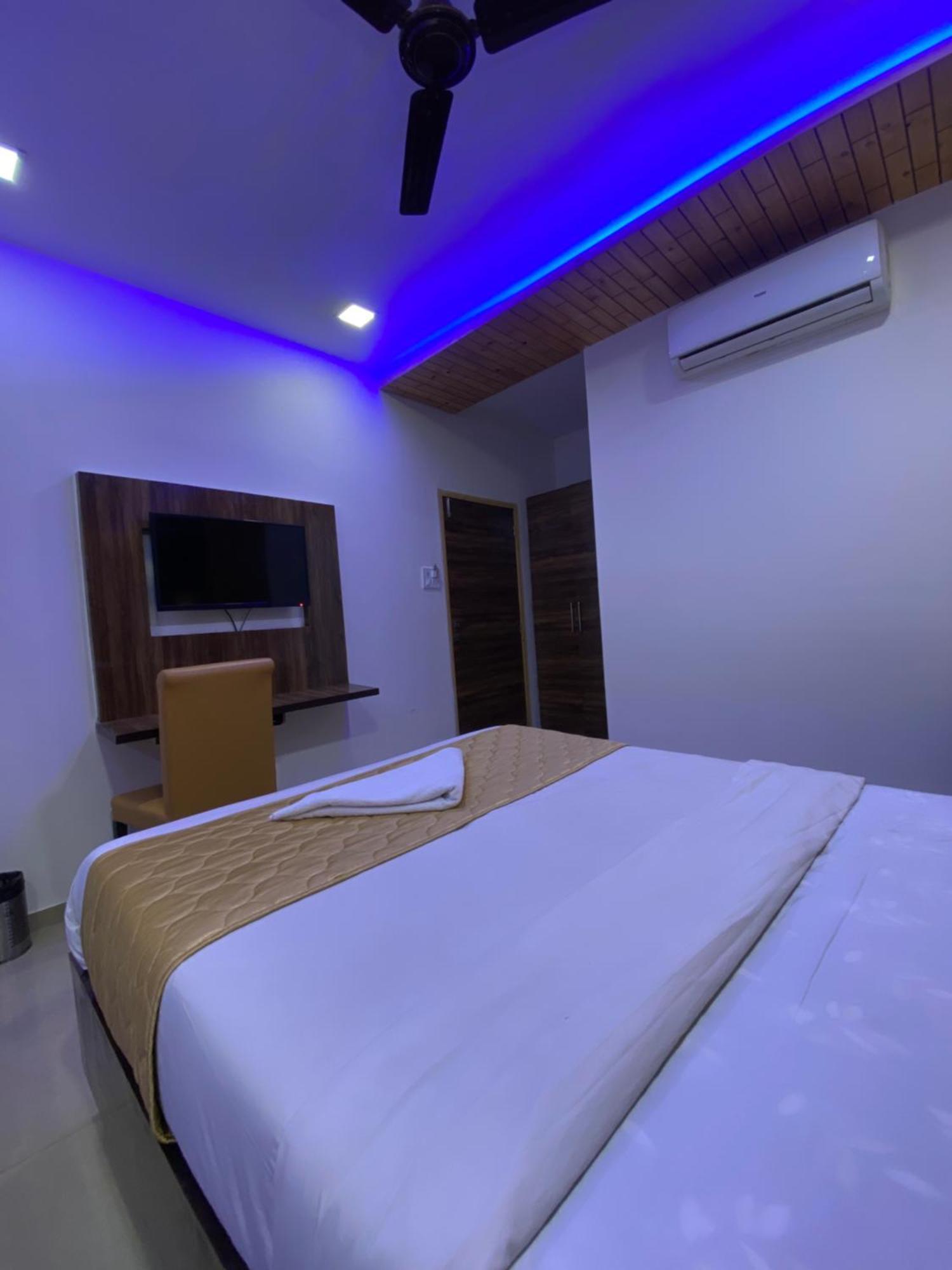 Hotel Blue Wellington - Near Mumbai Airport Zewnętrze zdjęcie