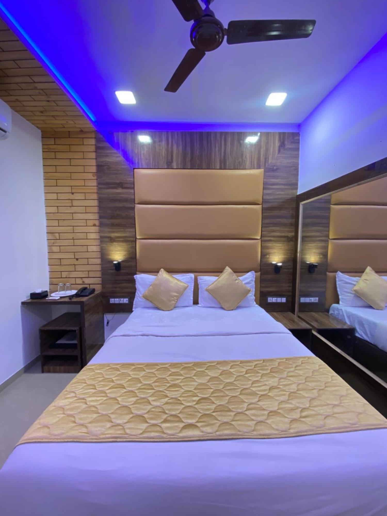 Hotel Blue Wellington - Near Mumbai Airport Zewnętrze zdjęcie